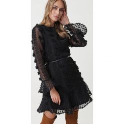 Czarna Sukienka Eraring. Czarne sukienki damskie Born2be, na imprezę, m, w paski, z falbankami, bez rękawów, długie, mini. Za 129,99 zł.