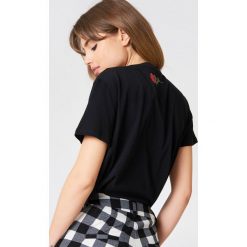 NA-KD T-shirt Rose Neck Embroidery - Black. Czarne t-shirty damskie NA-KD, z haftami, z bawełny, z okrągłym kołnierzem. Za 72,95 zł.