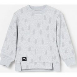 Bluza z dzianiny dresowej z nadrukiem - Jasny szary. Szare bluzy męskie Reserved, m, z nadrukiem, z dzianiny, bez kołnierzyka, bez rękawów, bez kaptura. W wyprzedaży za 24,99 zł.