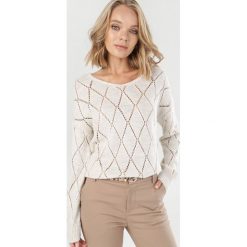Beżowy Sweter Isiryla. Brązowe swetry damskie Born2be, uniwersalny, bez wzorów, bez rękawów, bez kaptura. Za 109,99 zł.
