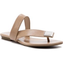 Japonki CALVIN KLEIN - Saurin E8883 Desert Sand. Brązowe klapki damskie marki Calvin Klein, z aplikacjami, ze skóry ekologicznej, bez obcasa, na obcasie. Za 519,00 zł.