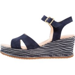 Clarks AKILAH EDEN Sandały na platformie navy. Niebieskie sandały damskie Clarks, z materiału, na koturnie. Za 389,00 zł.