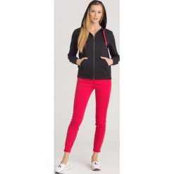 BLUZA Armani Exchange. Czarne bluzy damskie Armani Exchange, s, z nadrukiem, z materiału, bez rękawów, z kapturem. Za 391,30 zł.