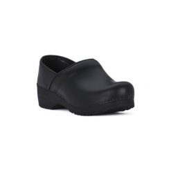 Chodaki Priv Lab VITELLO NERO. Czarne klapki damskie Priv Lab, bez wzorów, bez obcasa. Za 334,89 zł.