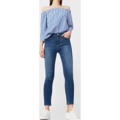 Mango - Jeansy Noa1. Niebieskie rurki damskie marki Mango, z podwyższonym stanem. W wyprzedaży za 59,90 zł.