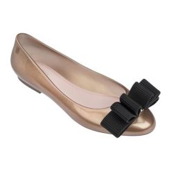 Baleriny w kolorze złoto-czarnym. Żółte baleriny damskie Melissa, Pepe Jeans, bez wzorów, bez obcasa. W wyprzedaży za 209,95 zł.