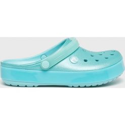 Crocs - Klapki. Niebieskie klapki damskie Crocs, bez wzorów, z materiału, bez obcasa, na obcasie. W wyprzedaży za 189,90 zł.