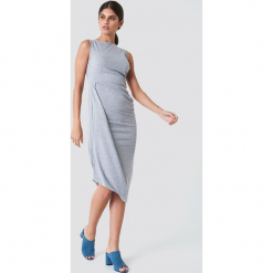 Trendyol Sukienka z drapowaniem - Grey. Szare sukienki damskie Trendyol, bez wzorów, z jersey, z okrągłym kołnierzem, bez rękawów, midi, kopertowe. W wyprzedaży za 40,47 zł.