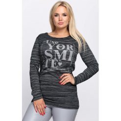 Czarna Bluzka Different Me. Czarne bluzki damskie z długim rękawem marki Born2be, m, w paski, z okrągłym kołnierzem. Za 19,99 zł.