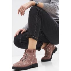 Różowe Botki Vintage Ellese. Różowe botki damskie Born2be, vintage, bez obcasa, na obcasie, bez zapięcia. Za 99,99 zł.