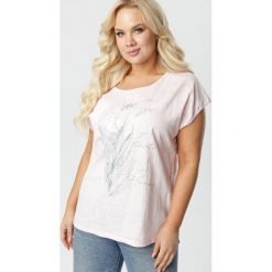 Różowa Bluzka Arrienora. Różowe bluzki damskie Born2be, xl, z nadrukiem, z dzianiny, z okrągłym kołnierzem, z krótkim rękawem. Za 59,99 zł.