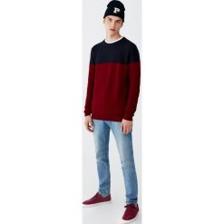 Sweter z dzianiny ottoman z kolorowymi panelami. Czerwone swetry męskie Pull&Bear, m, bez wzorów, z dzianiny, bez kołnierzyka, bez kaptura. Za 99,90 zł.