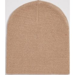 Błyszcząca czapka basic - Beżowy. Brązowe czapki damskie Sinsay, bez wzorów. Za 14,99 zł.