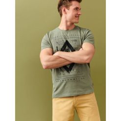 T-SHIRT Z NADRUKIEM. T-shirty męskie Top Secret. W wyprzedaży za 29,99 zł.
