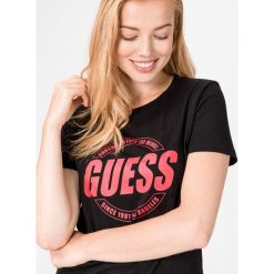 Guess Roxy Koszulka Czarny. Czarne koszulki damskie Guess, l, z nadrukiem, z bawełny, bez kołnierzyka. Za 131,95 zł.