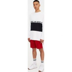Bermudy jogging z lampasami. Białe bermudy męskie marki Pull&Bear, m, z napisami. Za 69,90 zł.
