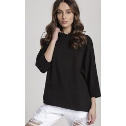 Czarna Bluza Maryliria. Czarne bluzy damskie Renee, xl, z aplikacjami, z dzianiny, z krótkim rękawem, krótkie, z kapturem. Za 79,99 zł.