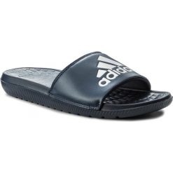 Klapki adidas - Voloomix CP9448 Conavy/Silvmt/Conavy. Niebieskie klapki męskie Adidas, bez wzorów, ze skóry ekologicznej. W wyprzedaży za 79,00 zł.
