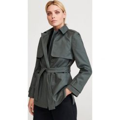 Kurtka z paskiem - Khaki. Brązowe kurtki damskie Reserved, bez wzorów, bez kaptura. W wyprzedaży za 119,99 zł.