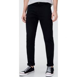 Spodnie slim fit - Czarny. Czarne spodnie męskie Sinsay, bez wzorów. Za 59,99 zł.