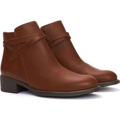 Skórzane botki w kolorze brązowym. Pomarańczowe botki damskie Abril Flowers, bez obcasa, na obcasie, bez zapięcia. W wyprzedaży za 239,95 zł.