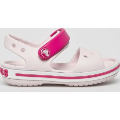 Crocs - Sandały dziecięce. Różowe sandały dziewczęce Crocs, z materiału, bez zapięcia. W wyprzedaży za 89,90 zł.