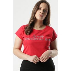 Czerwony T-shirt Poreimenis. Czerwone bluzki damskie Born2be, xl, bez wzorów, bez kołnierzyka. W wyprzedaży za 34,99 zł.
