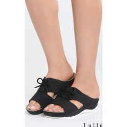 Chodaki damskie: Czarne Klapki Charming Bows