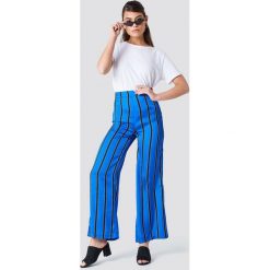 NA-KD Spodnie dzwony w paski z wysokim stanem - Blue. Niebieskie spodnie z wysokim stanem NA-KD, w paski, z satyny. Za 80,95 zł.