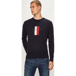 Tommy Hilfiger - Sweter. Niebieskie swetry męskie TOMMY HILFIGER, s, z aplikacjami, z bawełny, z okrągłym kołnierzem, bez kaptura. Za 599,90 zł.