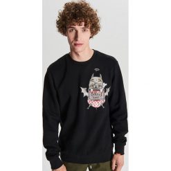 Bluza z nadrukiem na kieszonce - Czarny. Czarne bluzy męskie Cropp, s, z nadrukiem, bez kołnierzyka, bez rękawów, bez kaptura. W wyprzedaży za 39,99 zł.