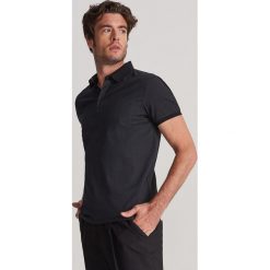 Koszulka polo z tkaniny strukturalnej - Czarny. Czarne koszulki męskie Reserved, s, bez wzorów, z tkaniny, polo, bez rękawów. Za 59,99 zł.