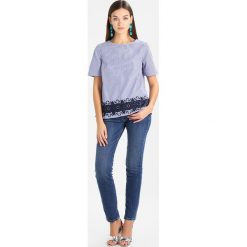 Bluzki asymetryczne: Cortefiel BLOUSE WITH EMBROIDED HEM Bluzka blues