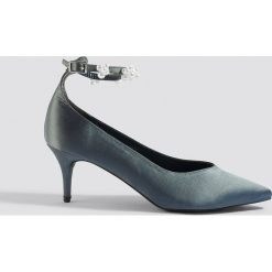 NA-KD Shoes Czółenka z paskiem z perłami - Grey. Szare buty ślubne damskie marki NA-KD Shoes, w paski, z satyny. W wyprzedaży za 48,78 zł.