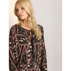 SUKIENKA DAMSKA W KWIATY. Czarne sukienki damskie Top Secret, na zimę, w kwiaty, boho, bez kołnierzyka, bez rękawów. W wyprzedaży za 59,99 zł.