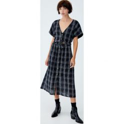 Dwuczęściowa sukienka midi. Szare sukienki damskie marki Pull&Bear, bez wzorów, bez kołnierzyka, bez rękawów, midi. Za 96,90 zł.