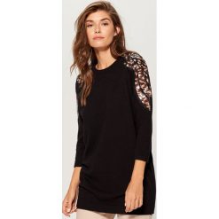 Sweter z aplikacją - Czarny. Czarne swetry klasyczne damskie marki Mohito, l. Za 119,99 zł.