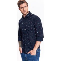 Koszula męska o dopasowanym kroju z nadrukiem i zapinaniem na napy. Koszule męskie Top Secret, na zimę, m, z nadrukiem, z bawełny, eleganckie, bez kołnierzyka, bez rękawów. W wyprzedaży za 59,99 zł.