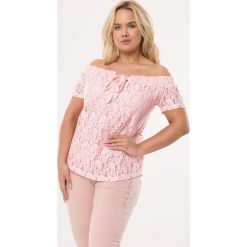Łososiowa Bluzka Torrential. Różowe bluzki damskie Born2be, na imprezę, xl, bez wzorów, z koronki, bez kołnierzyka, z krótkim rękawem. Za 24,99 zł.
