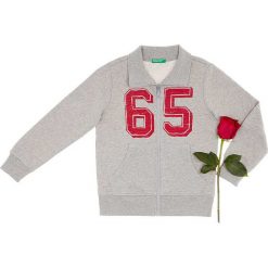 Bluza w kolorze czerwono-szarym. Szare bluzy niemowlęce Benetton Kids, z nadrukiem, bez rękawów, bez kaptura. W wyprzedaży za 32,95 zł.