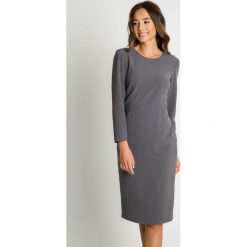 Elegancka szara sukienka z długim rękawem BIALCON. Szare sukienki damskie marki BIALCON, do pracy, na jesień, bez wzorów, eleganckie, bez kołnierzyka, z długim rękawem, długie, wyszczuplające. W wyprzedaży za 223,00 zł.