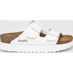 Papillio - Klapki Arizona. Białe klapki damskie Papillio, bez wzorów, ze skóry, bez obcasa, na obcasie. W wyprzedaży za 229,90 zł.