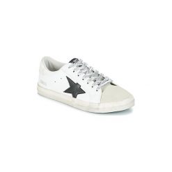 Buty Le Temps des Cerises CITY. Białe trampki i tenisówki damskie marki Le Temps Des Cerises, bez wzorów, bez zapięcia. Za 259,00 zł.