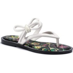 Japonki MELISSA - Flip Flop + Jason Wu A 32462 Black/White 52670. Białe klapki damskie Melissa, bez wzorów, z tworzywa sztucznego, bez obcasa, na obcasie. W wyprzedaży za 239,00 zł.