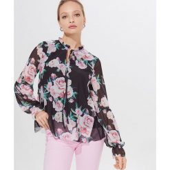Bluzka w kwiaty - Czarny. Czarne bluzki damskie Mohito, s, w kwiaty. Za 99,99 zł.