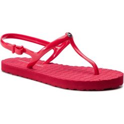 Sandały TOMMY HILFIGER - Flat Strappy Beach Sandal FW0FW03923 Tango Red 611. Czerwone klapki damskie TOMMY HILFIGER, z aplikacjami, z tworzywa sztucznego, bez obcasa. W wyprzedaży za 139,00 zł.