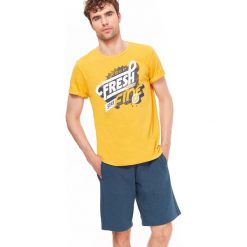T-SHIRT MĘSKI Z NADRUKIEM. Żółte t-shirty męskie Top Secret, na zimę, m, z nadrukiem, z bawełny, bez kołnierzyka, krótkie. W wyprzedaży za 9,99 zł.