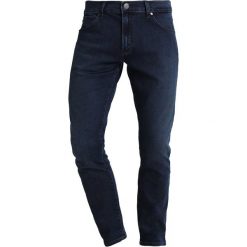 Wrangler LARSTON Jeansy Slim Fit spilled indigo. Niebieskie jeansy męskie relaxed fit marki Wrangler, z bawełny. Za 379,00 zł.