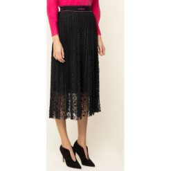 Spódnica plisowana Guess Malak W01D78 WCLW0. Czarne spódniczki damskie Guess, m, z aplikacjami, z bawełny, midi. W wyprzedaży za 359,00 zł.