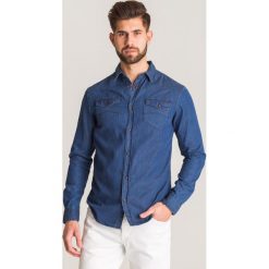 Granatowa koszula Emporio Armani z kieszeniami. Niebieskie koszule męskie xxl, z aplikacjami. Za 364,50 zł.